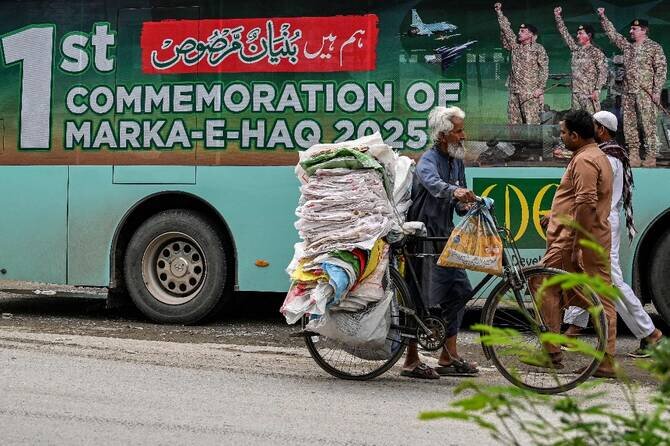 Pakistan Warns of Strong Response to Any Attack Amid Tensions with India