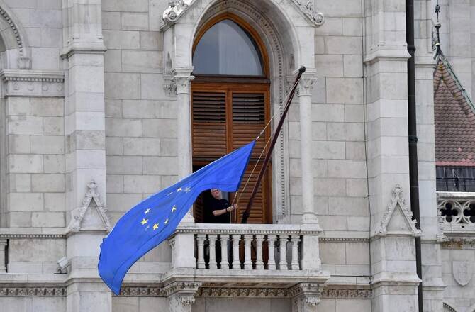 Hungary's New Speaker Orders EU Flag Returned to Parliament