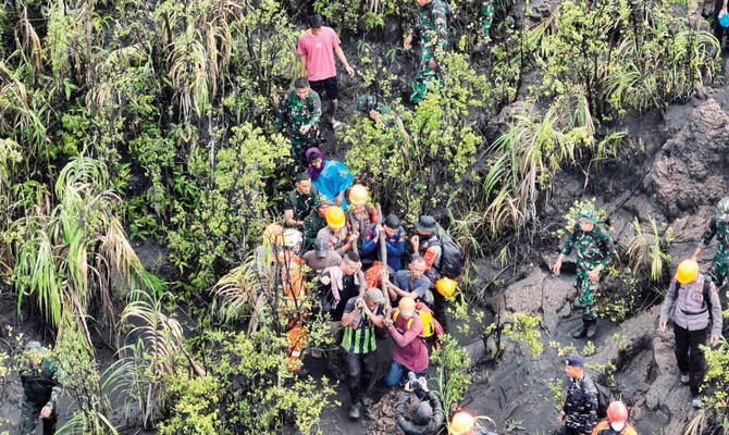 Indonesian Rescuers Retrieve Bodies of Two Singaporean Hikers After Volcanic Eruption