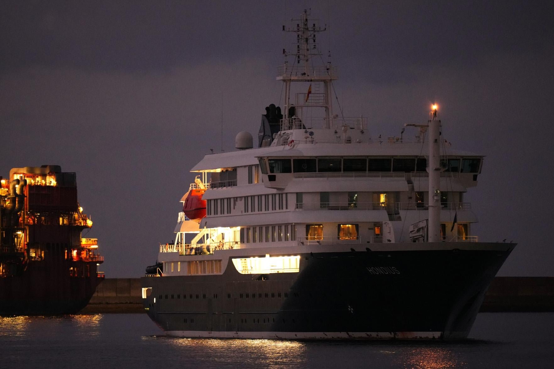 Australia Deploys Consular Team as Deadly Hantavirus Outbreak Traps Antarctic Cruise Passengers