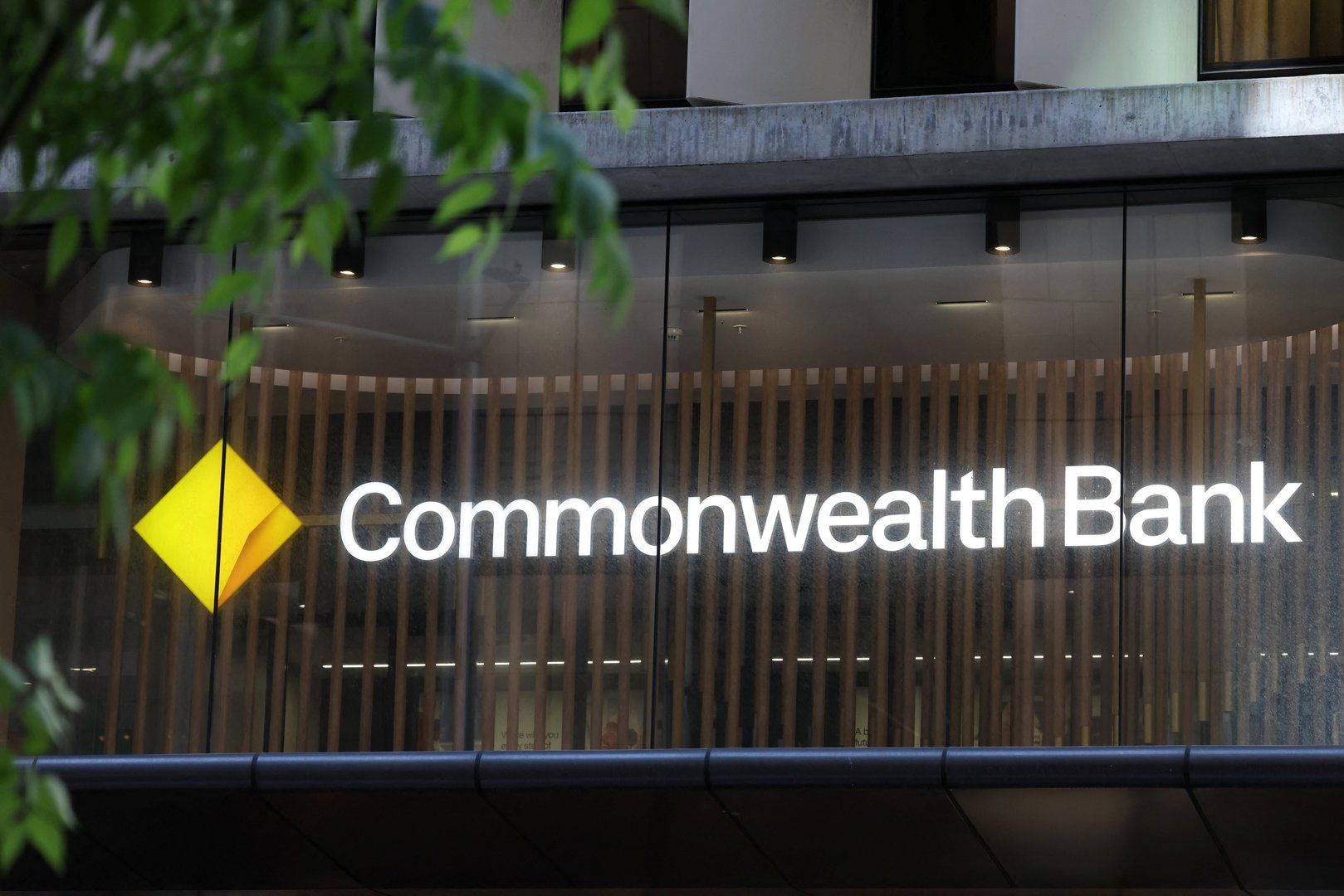 Commonwealth Bank Selloff Signals Growing Pressure on Australia’s Banking Boom