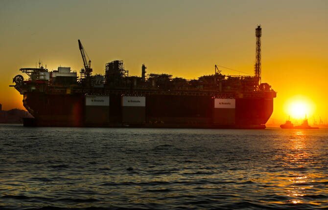 Oil Prices Dip Following Iran's Move to Allow Vessel Transit Through Strait of Hormuz