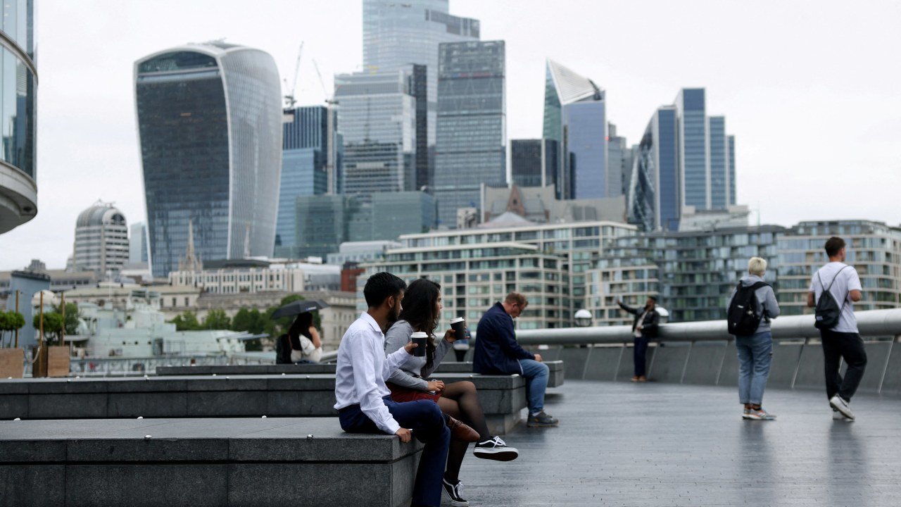 UK Growth Momentum Tightens Gap With US as Global Economic Pressures Mount