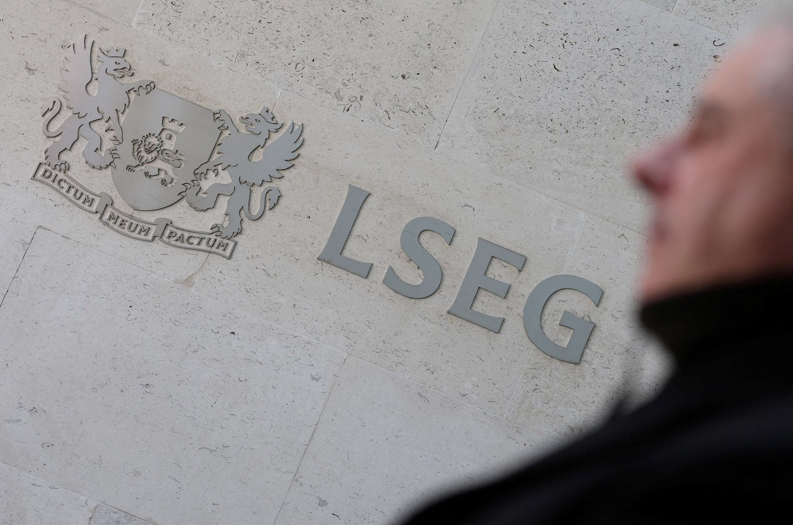 UK Stocks Climb on Strong Growth Data as Investors Weigh Political Uncertainty