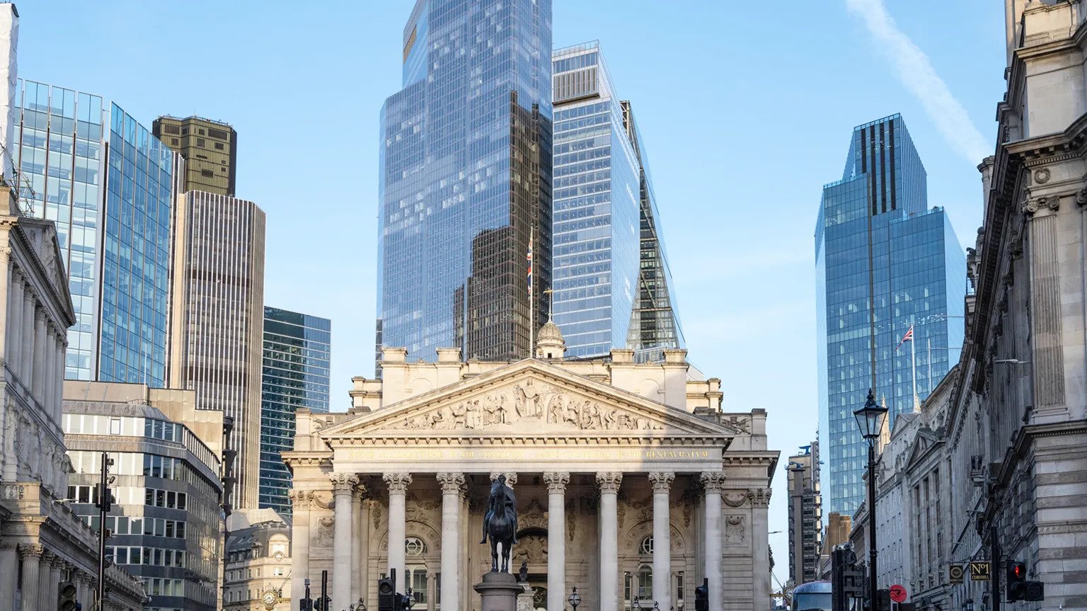 UK Borrowing Costs Surge as Political Instability Drives Pound Lower