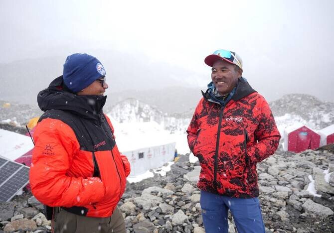 Nepali Sherpa Guide Scales Mount Everest for Record 32nd Time