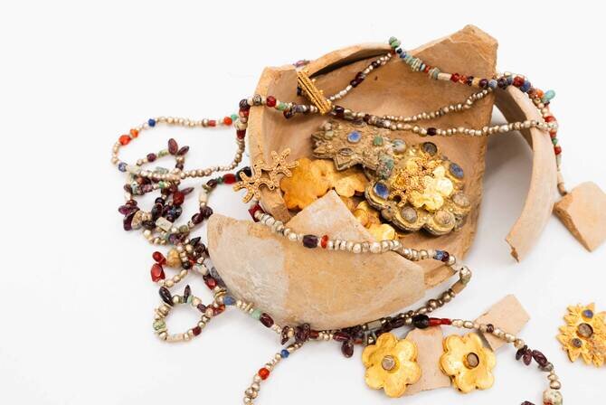 100-Piece Gold Jewelry Set from Abbasid Era Discovered in Saudi Arabia
