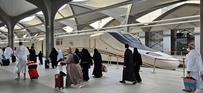 Saudi Arabia Unveils 'Hajj Without Luggage' Service for Pilgrims