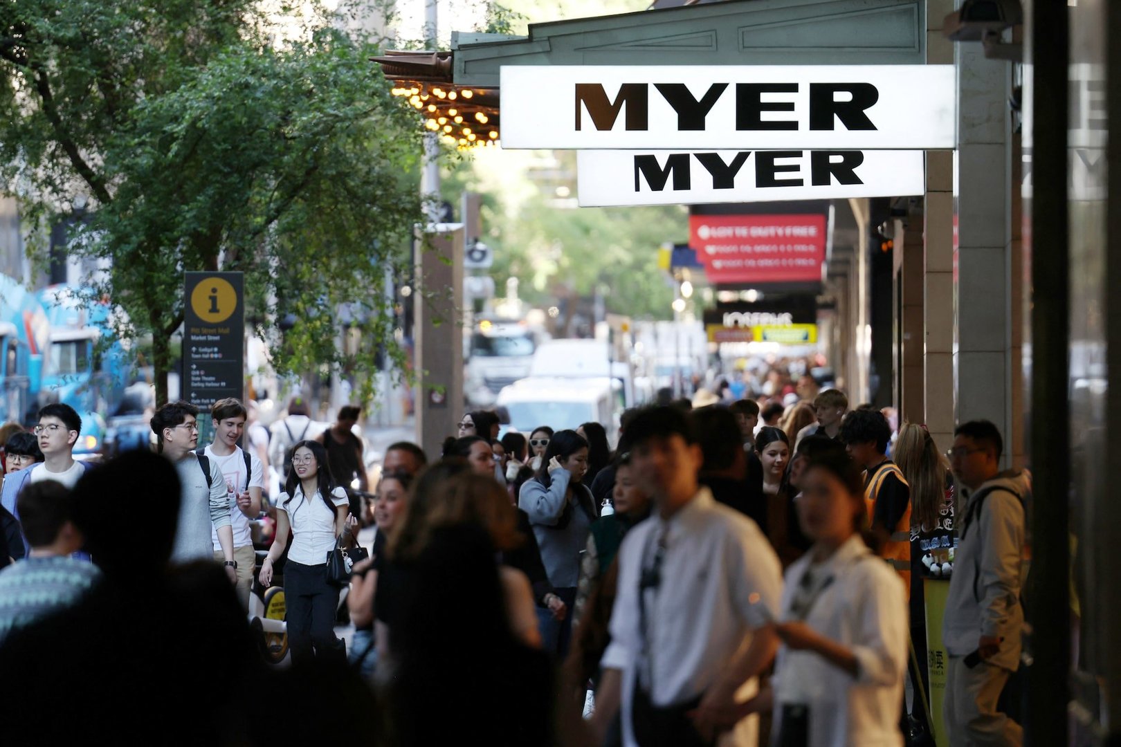 Australian Consumer Confidence Rises Slightly but Households Remain Deeply Pessimistic