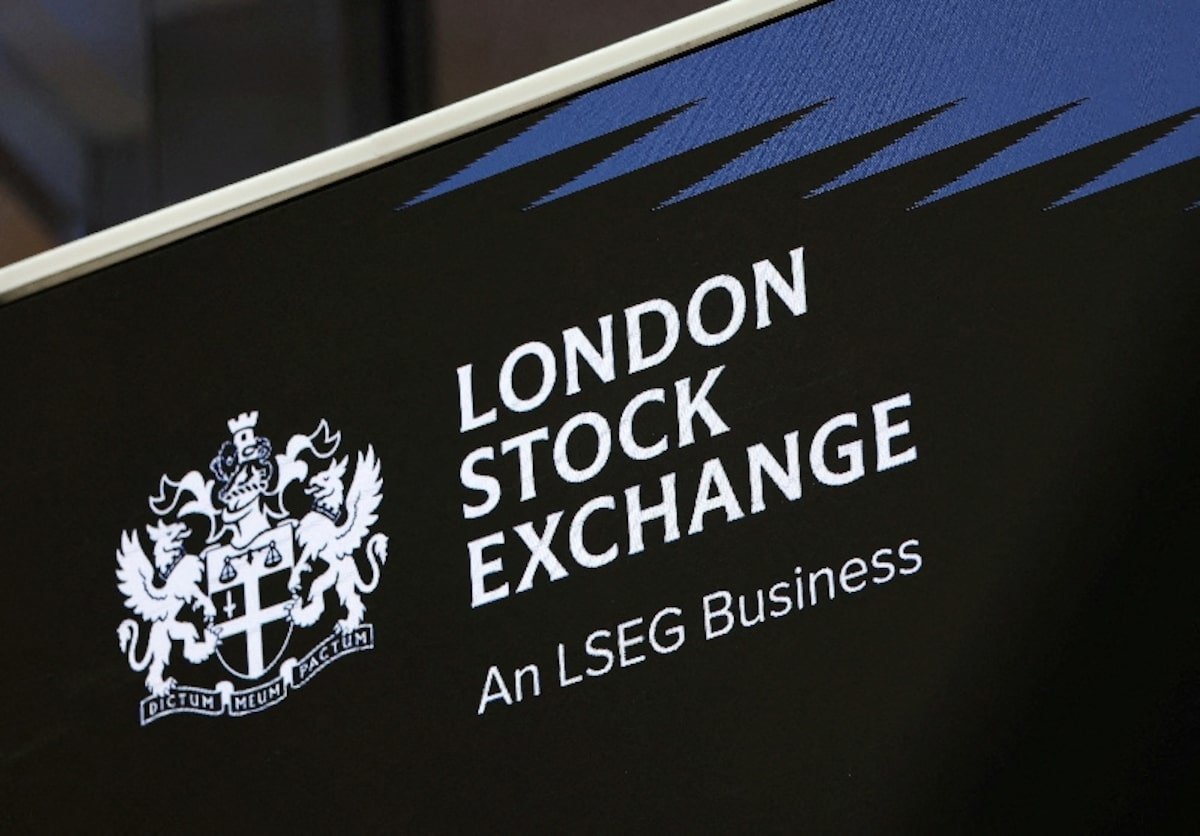 FTSE 100 Edges Higher as Rising Bond Yields Reassert Pressure on Markets