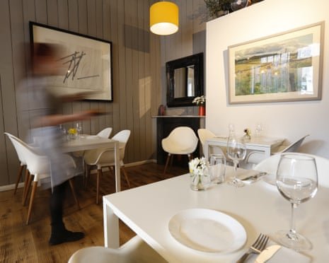 UK Services Sector Contracts at Fastest Pace in Over a Decade as War-Driven Costs Hit Demand