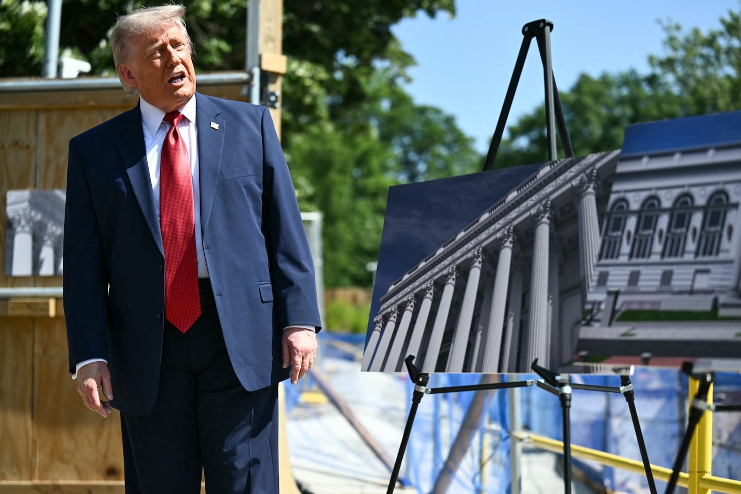 US Economic Confidence Falls to Near Four-Year Low as Inflation and Energy Costs Hit Voters