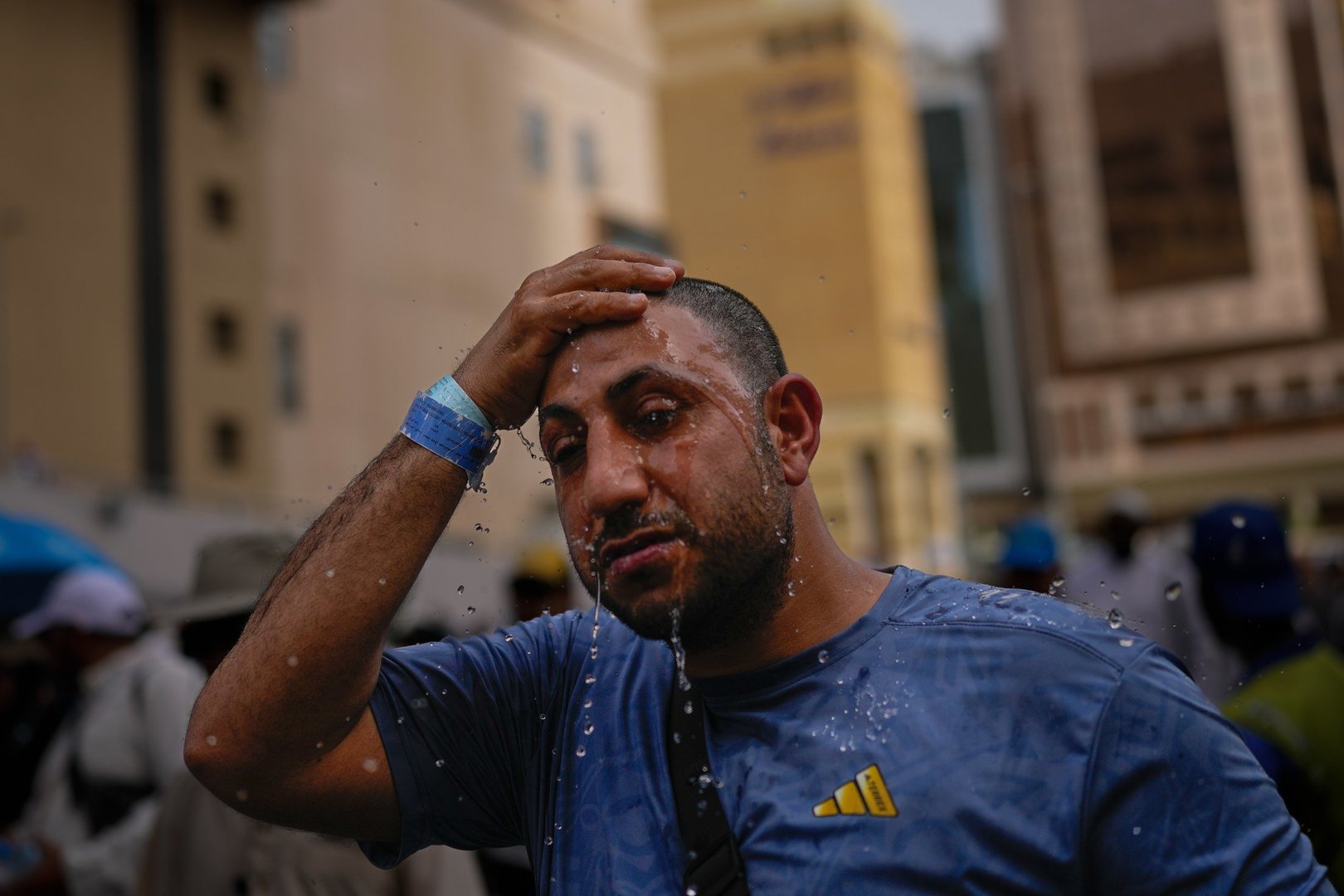 Hajj Begins in Extreme Heat as Regional Conflicts Shape Security and Crowd Conditions