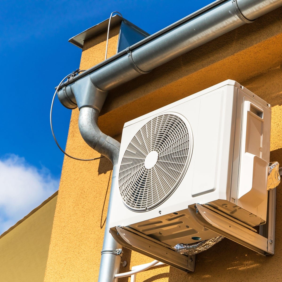 UK urged to expand air conditioning in schools and care homes as heat risks intensify