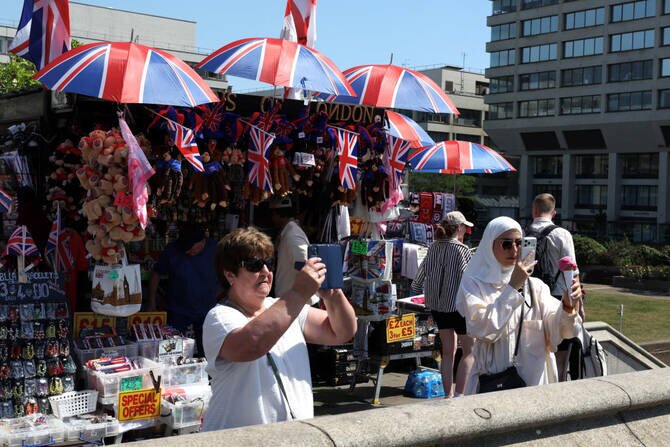 UK Shatters May Heat Record with 33.5C Temperature Near London