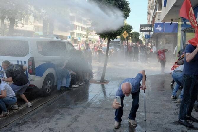 Turkiye Police Use Tear Gas to Disperse Opposition Rally in Izmir
