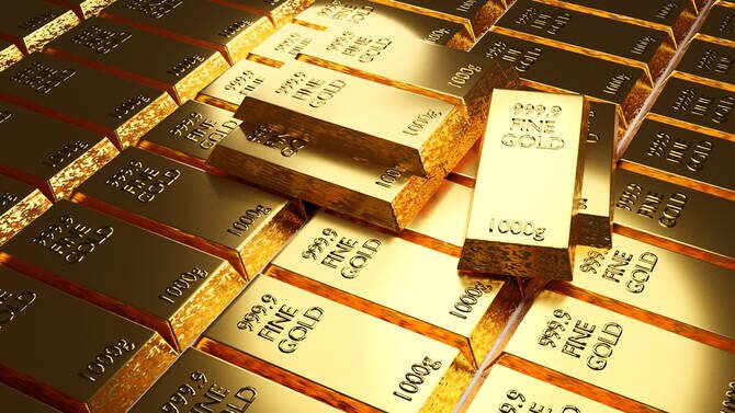 Gold edges lower as investors weigh US-Iran tensions and await Fed comments