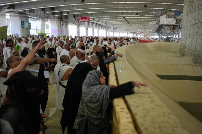 Hajj Pilgrims Symbolically Stone the Devil in Final Ritual