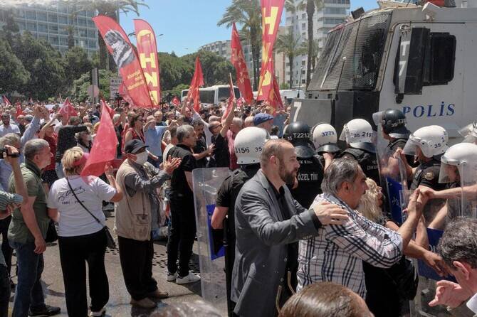 Turkiye's Ousted Opposition Leader Dismisses New Party Plans Amid Crisis